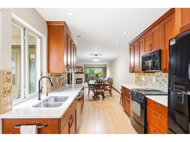 10290 Sw GREENLEAF Ter, Portland, OR 97224