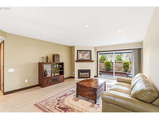 10290 Sw GREENLEAF Ter, Portland, OR 97224