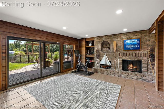 2445 Island View Drive, West Bloomfield, MI 48324