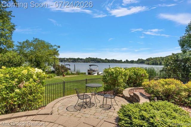 2445 Island View Drive, West Bloomfield, MI 48324