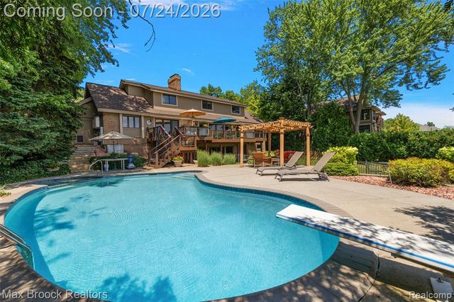 2445 Island View Drive, West Bloomfield, MI 48324