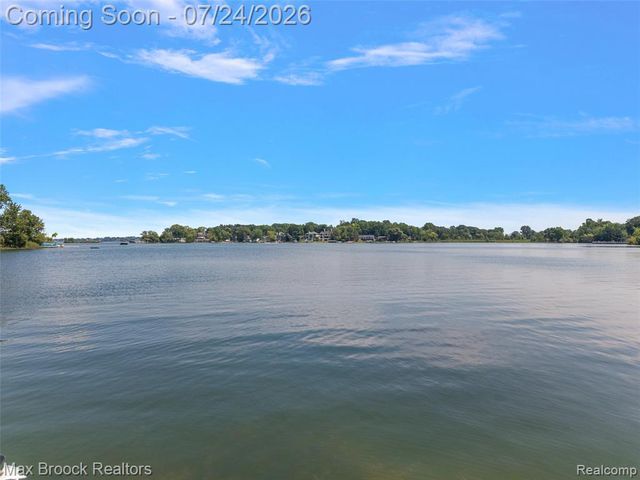 2445 Island View Drive, West Bloomfield, MI 48324