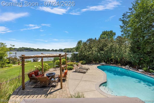 2445 Island View Drive, West Bloomfield, MI 48324