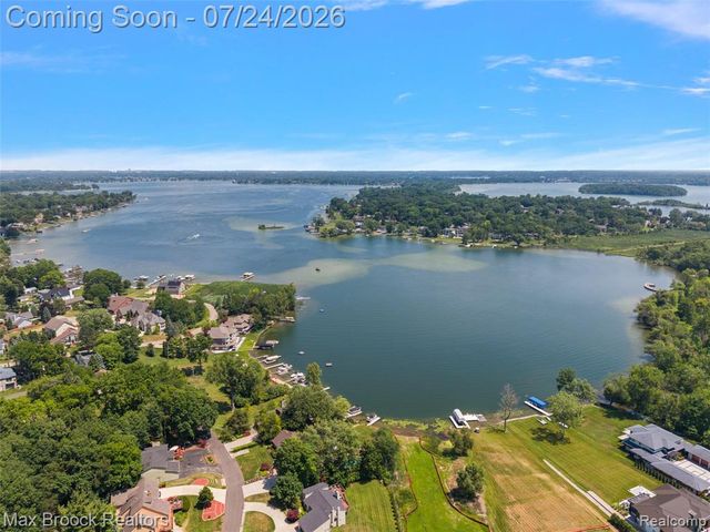 2445 Island View Drive, West Bloomfield, MI 48324