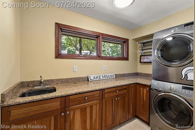 2445 Island View Drive, West Bloomfield, MI 48324