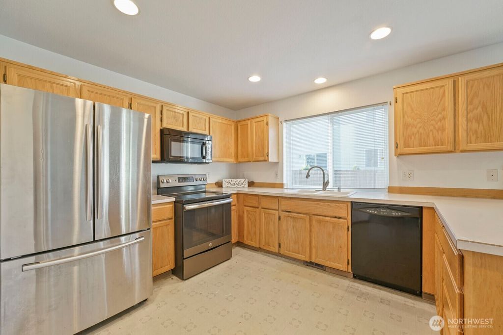 Image 11 of property listing at 9805 109th Street Ct SW, Lakewood, WA 98498
