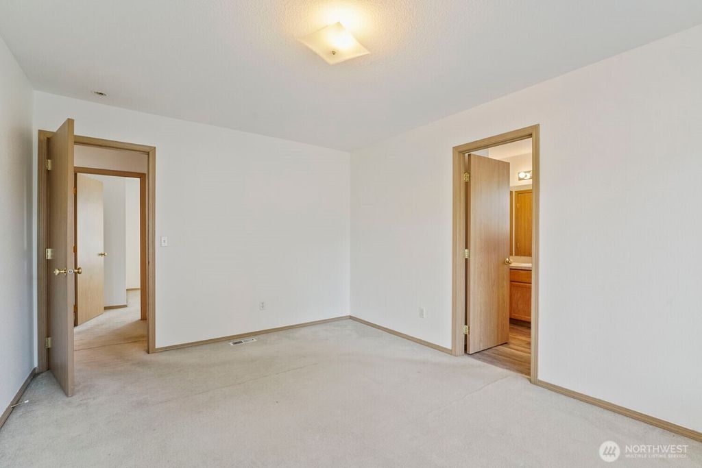 Image 14 of property listing at 9805 109th Street Ct SW, Lakewood, WA 98498
