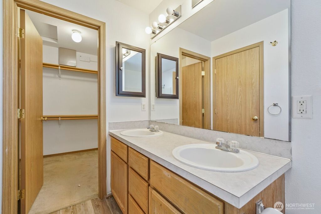 Image 15 of property listing at 9805 109th Street Ct SW, Lakewood, WA 98498