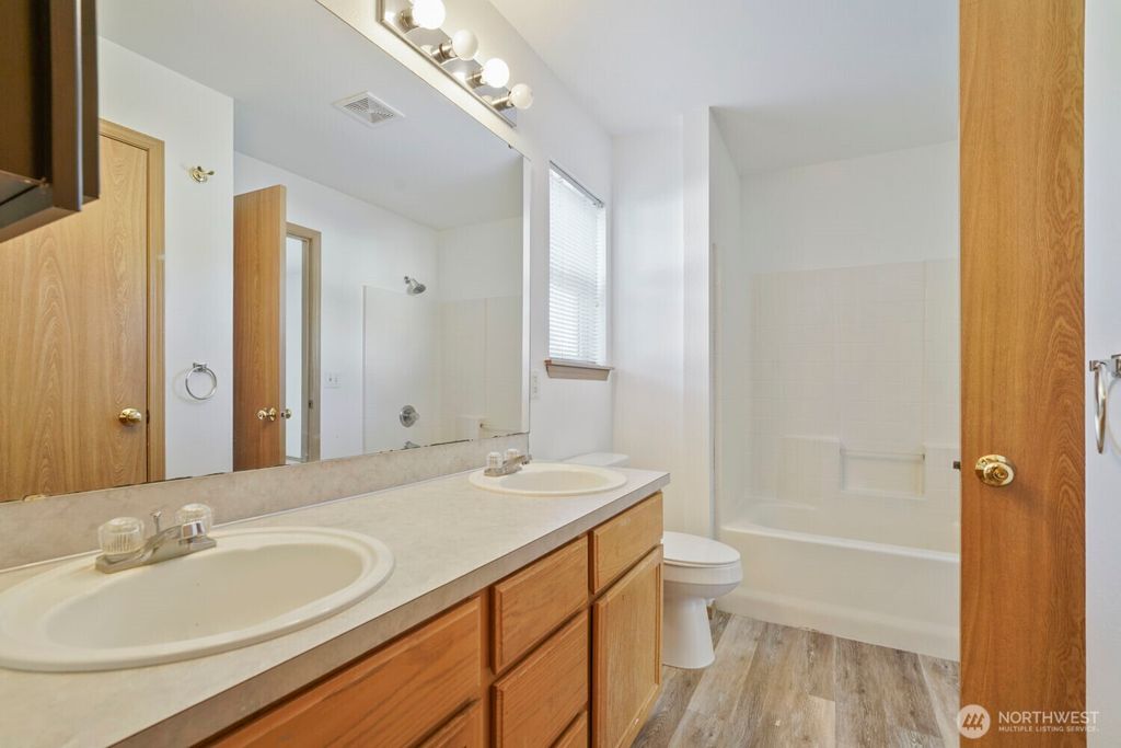 Image 16 of property listing at 9805 109th Street Ct SW, Lakewood, WA 98498