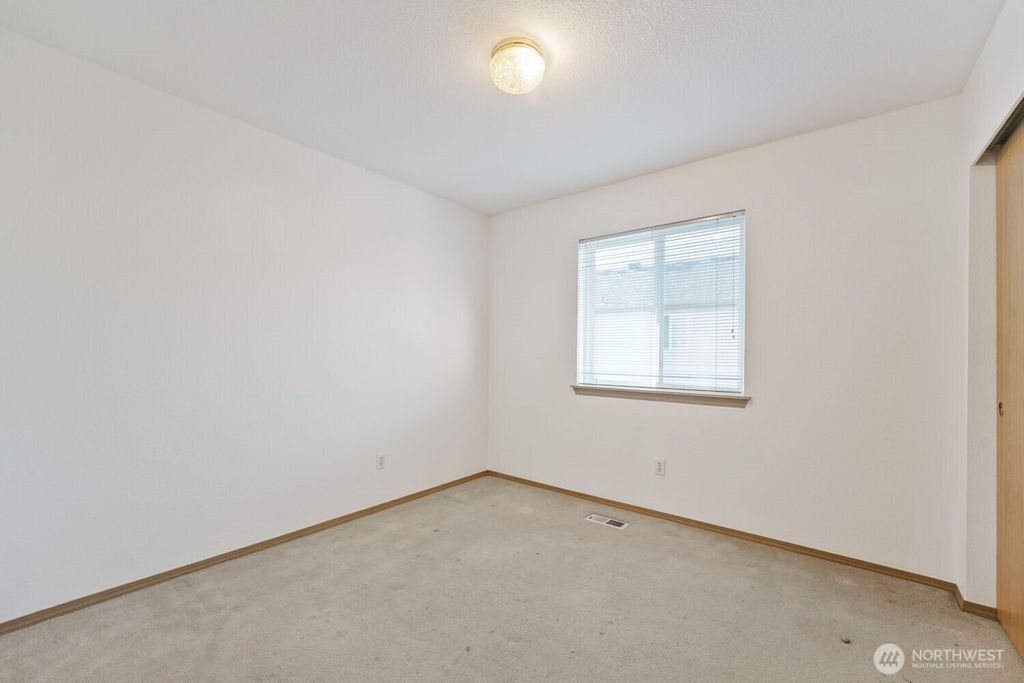 Image 18 of property listing at 9805 109th Street Ct SW, Lakewood, WA 98498