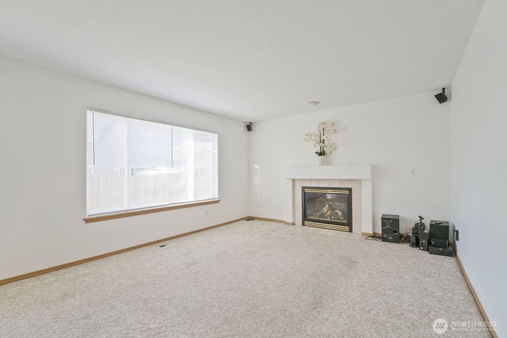 Image 6 of property listing at 9805 109th Street Ct SW, Lakewood, WA 98498