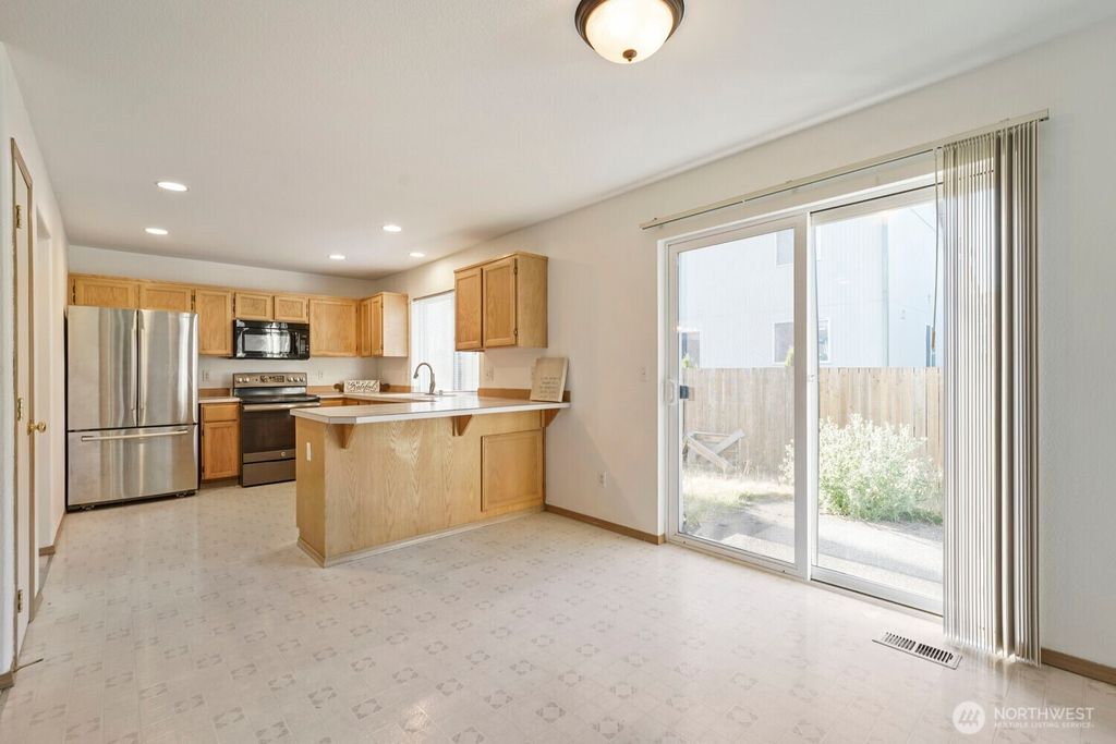 Image 9 of property listing at 9805 109th Street Ct SW, Lakewood, WA 98498