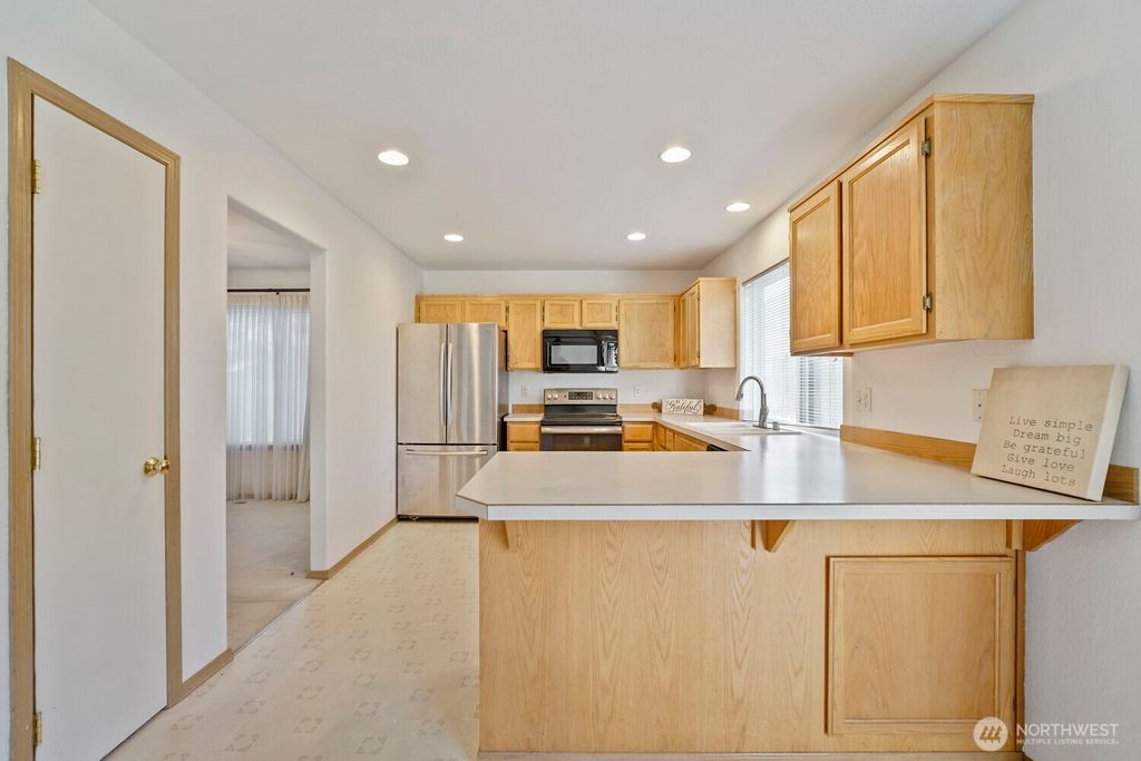 Image 10 of property listing at 9805 109th Street Ct SW, Lakewood, WA 98498