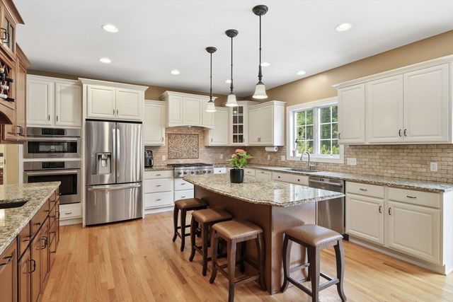 25 Pondview Dr, East Longmeadow, MA 01028