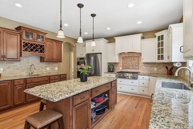 25 Pondview Dr, East Longmeadow, MA 01028