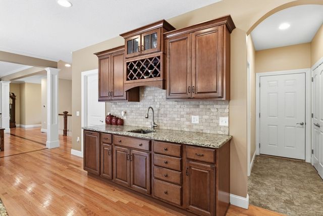 25 Pondview Dr, East Longmeadow, MA 01028