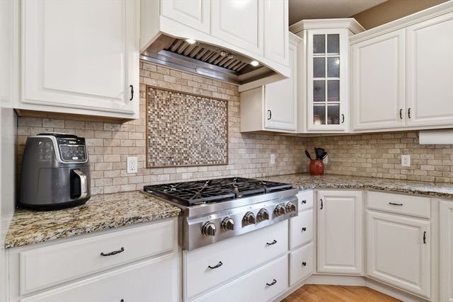 25 Pondview Dr, East Longmeadow, MA 01028