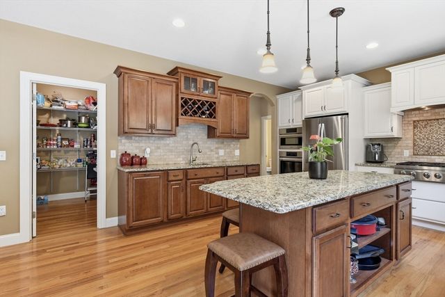 25 Pondview Dr, East Longmeadow, MA 01028