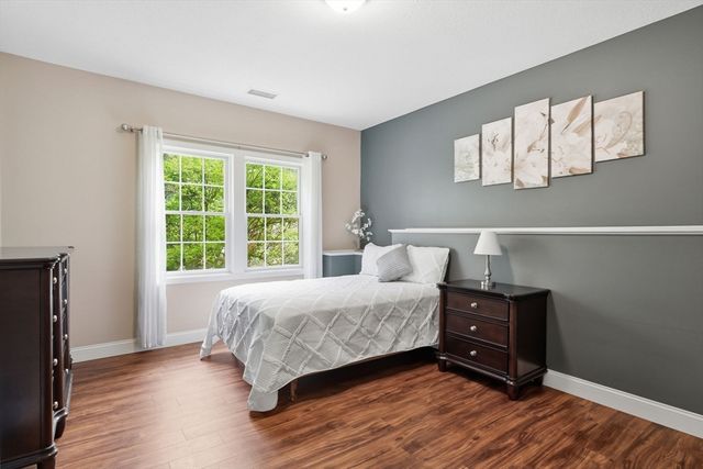 25 Pondview Dr, East Longmeadow, MA 01028