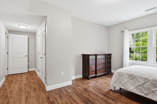 25 Pondview Dr, East Longmeadow, MA 01028