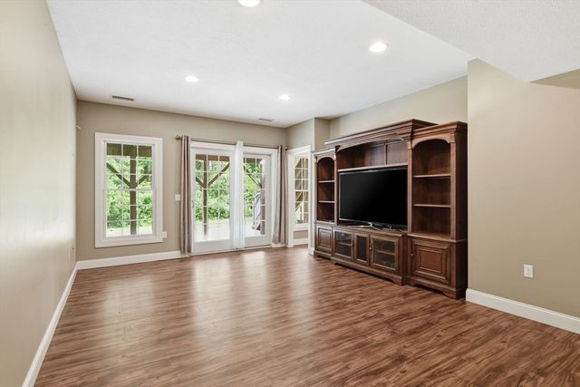 25 Pondview Dr, East Longmeadow, MA 01028