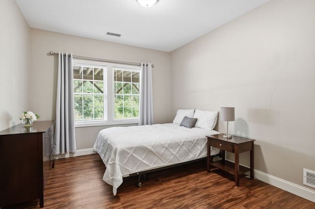 25 Pondview Dr, East Longmeadow, MA 01028
