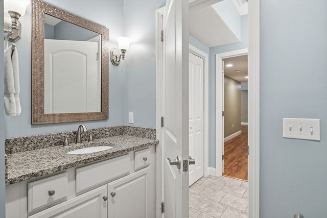 25 Pondview Dr, East Longmeadow, MA 01028