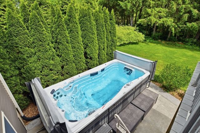 25 Pondview Dr, East Longmeadow, MA 01028