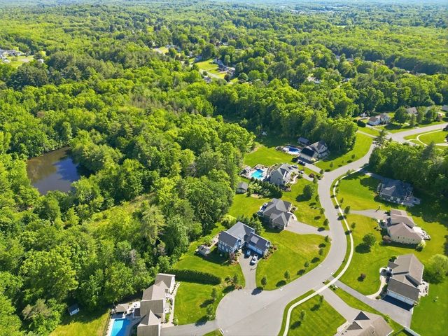 25 Pondview Dr, East Longmeadow, MA 01028