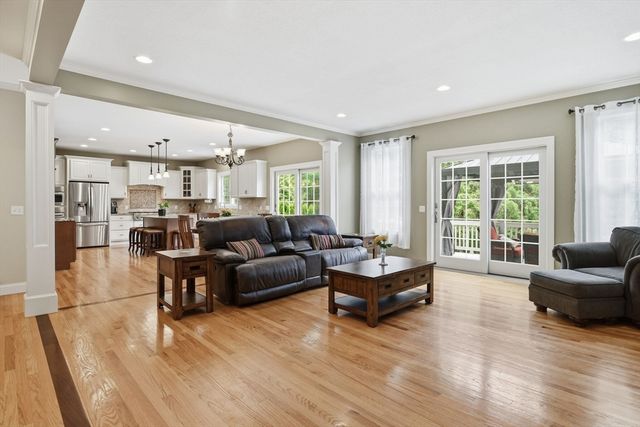 25 Pondview Dr, East Longmeadow, MA 01028