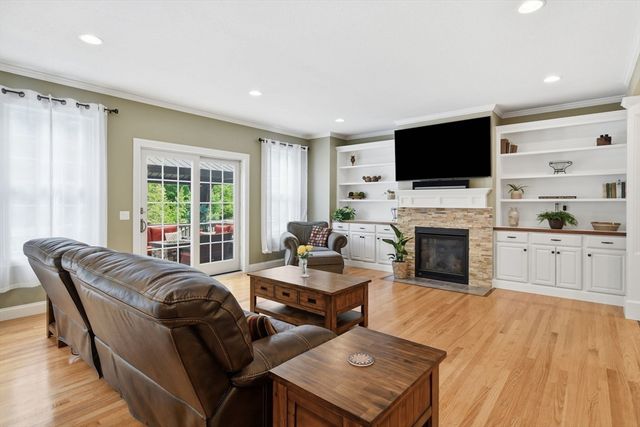 25 Pondview Dr, East Longmeadow, MA 01028