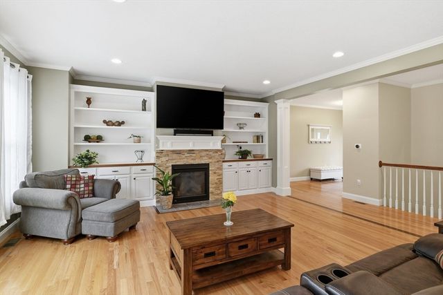 25 Pondview Dr, East Longmeadow, MA 01028