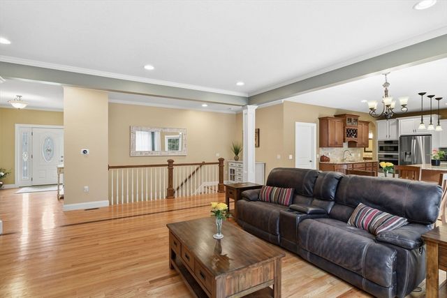 25 Pondview Dr, East Longmeadow, MA 01028