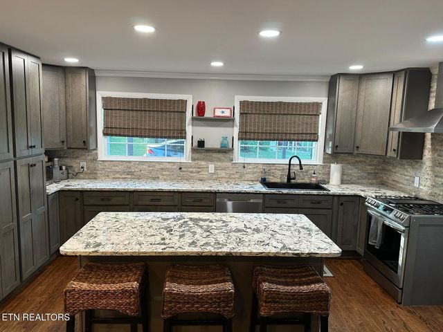 8024 Sharp Rd, Powell, TN 37849