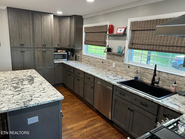 8024 Sharp Rd, Powell, TN 37849