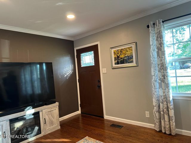 8024 Sharp Rd, Powell, TN 37849