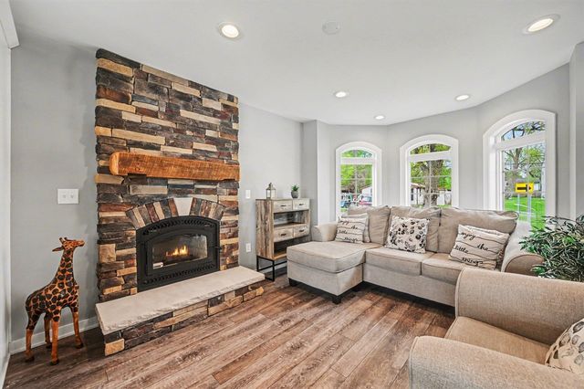 2382 Jackson Boulevard, Highland, MI 48356