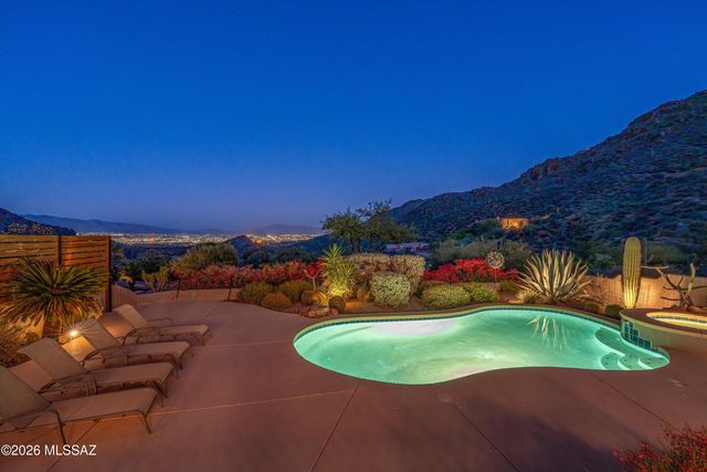 6262 W Trails End Road, Tucson, AZ 85745