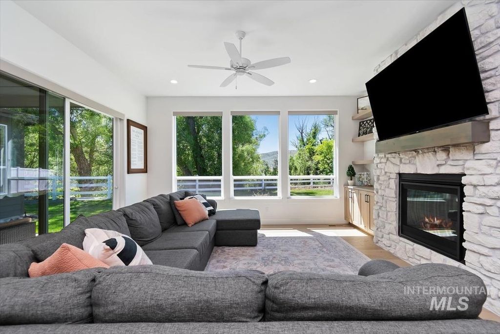 7933 W Suttle Lake Dr, Boise, ID 83714