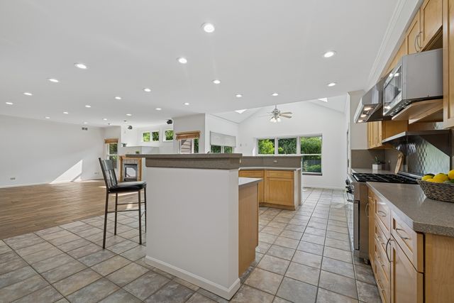 6409 Davidson Court, Gurnee, IL 60031