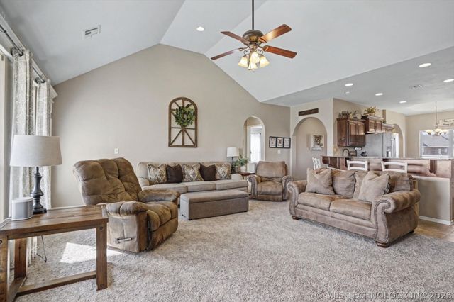 1405 S Choctaw Avenue, Skiatook, OK 74070