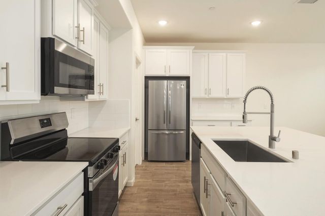 1923 N Apricot, Fresno, CA 93727