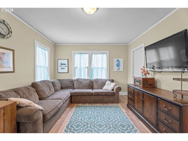 789 HALL St, Woodburn, OR 97071