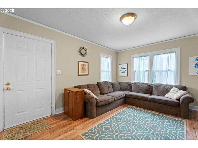 789 HALL St, Woodburn, OR 97071