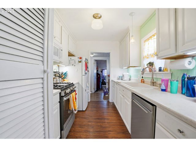 789 HALL St, Woodburn, OR 97071