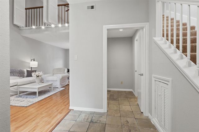 701 Bering Drive 102, Houston, TX 77057