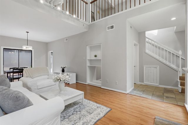 701 Bering Drive 102, Houston, TX 77057