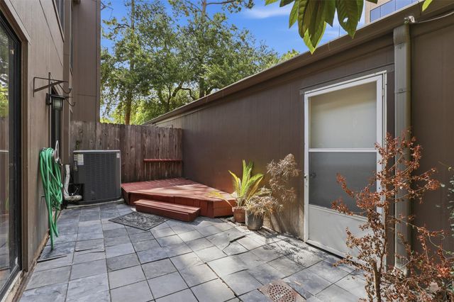 701 Bering Drive 102, Houston, TX 77057