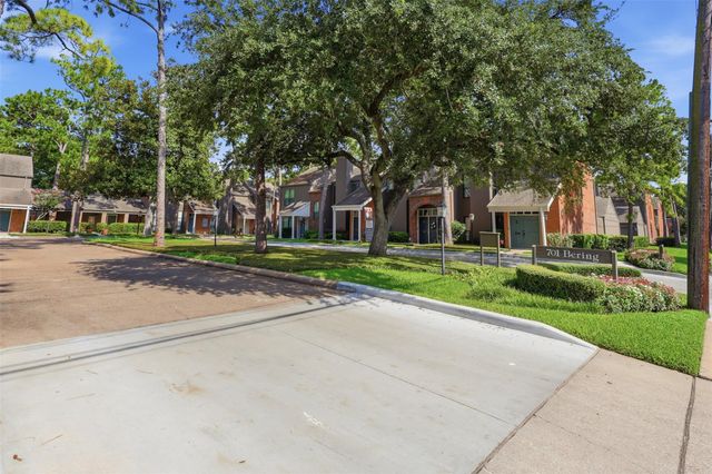 701 Bering Drive 102, Houston, TX 77057