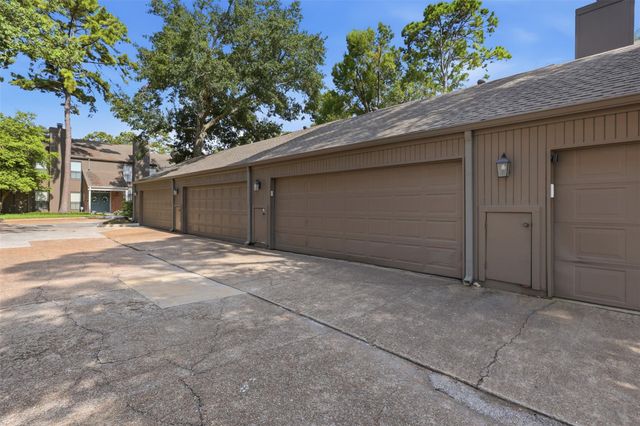 701 Bering Drive 102, Houston, TX 77057